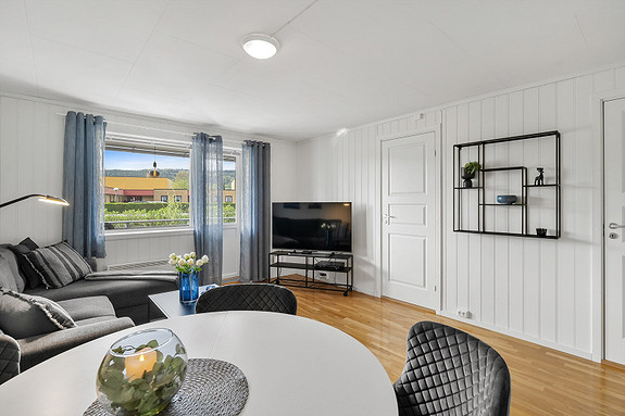 Lys stue med god plass til møblering og spisebord.