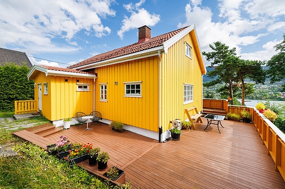 Stor terrasse på 3 sider av boligen