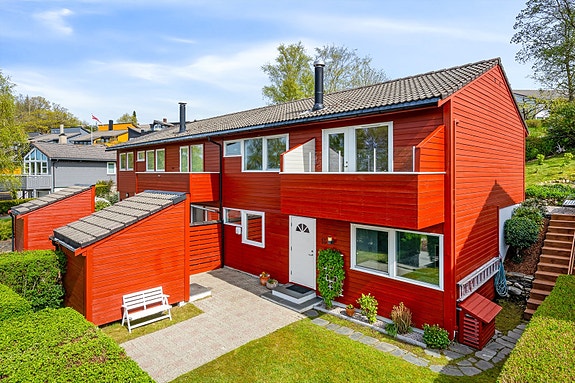 Dan Chruickshank presenterer: Velholdt & pent oppusset vert. delt bolig m/kjøkken og bad fra 21/22 - skjermet uterom, utsikt. Rolig blindvei. Garasje.