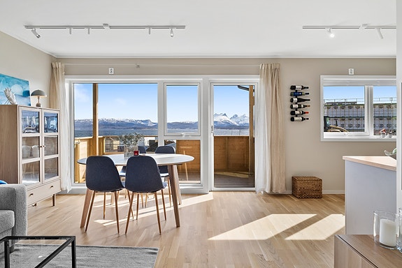Velkommen til Bjørnhollo 20B, en stilfull og moderne 3-roms selveierleilighet!