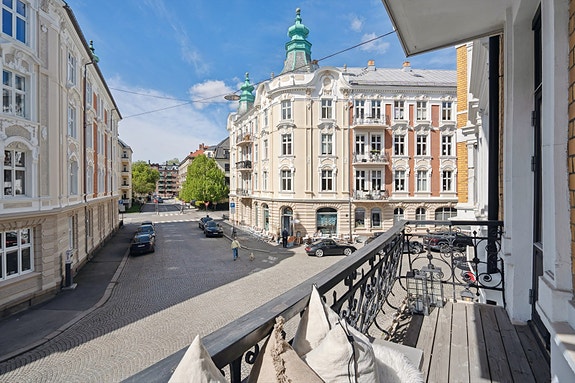 Velkommen til Gimleveien 21A - En lys og innbydende 1-roms selveier i ettertraktet gate på beste Frogner! Romslig balkong med smijernsgjerde vendt mot vakkert nabolag.
