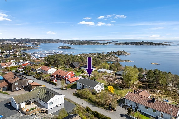 Velkommen til Skjærgårdsveien 19. Hyggelig enebolig med nydelig sjøutsikt.