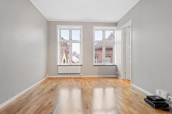 Velkommen til Tøyengata 35 A! Leiligheten har en lys stue med plass til møblement.