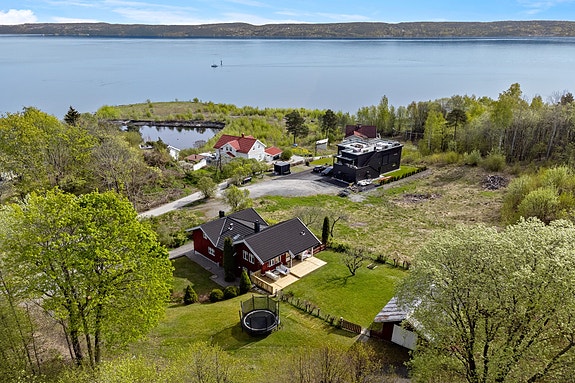 Sjønær og landlig beliggenhet i en rolig og barnevennlig blindvei, med kort avstand til gode servicetilbud.