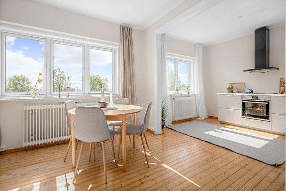 Martine Skillberg v. DNB Eiendom har gleden av å presentere denne lys og romslige utsiktsboligen i Sinsenterrassen 5!