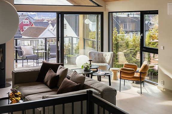 Innbydende og påkostet enebolig med høy standard fra 2023, og egen hybelavdeling med leieinntekt på kr. 13 000,-/mnd.