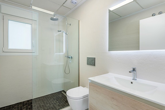 Nøkkelferdig! Luksuriøs sørvendt villa med 3 soverom og 3 bad | Privat basseng | Takterrasse med utsikt