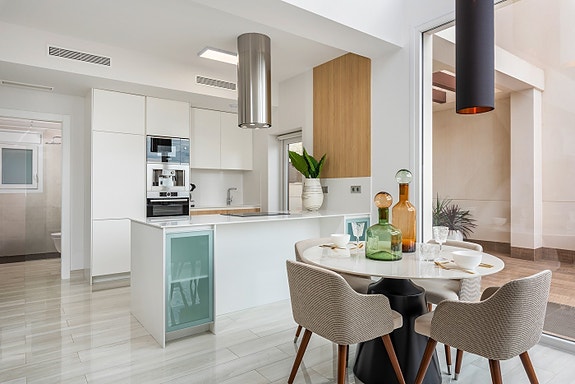 Nøkkelferdig! Luksuriøs sørvendt villa med 3 soverom og 3 bad | Privat basseng | Takterrasse med utsikt