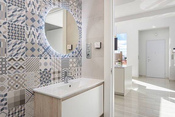 Nøkkelferdig! Luksuriøs sørvendt villa med 3 soverom og 3 bad | Privat basseng | Takterrasse med utsikt