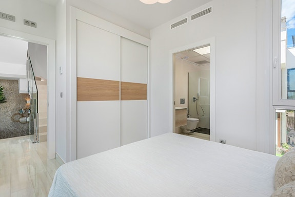 Nøkkelferdig! Luksuriøs sørvendt villa med 3 soverom og 3 bad | Privat basseng | Takterrasse med utsikt