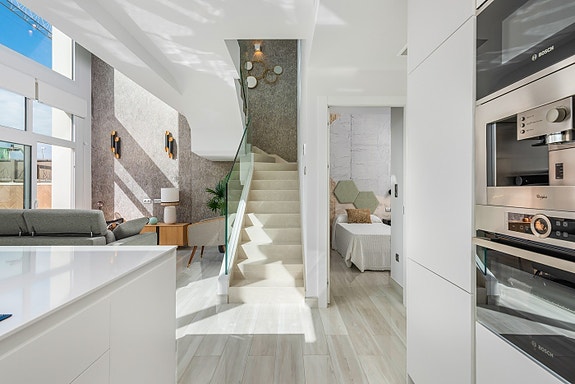 Nøkkelferdig! Luksuriøs sørvendt villa med 3 soverom og 3 bad | Privat basseng | Takterrasse med utsikt