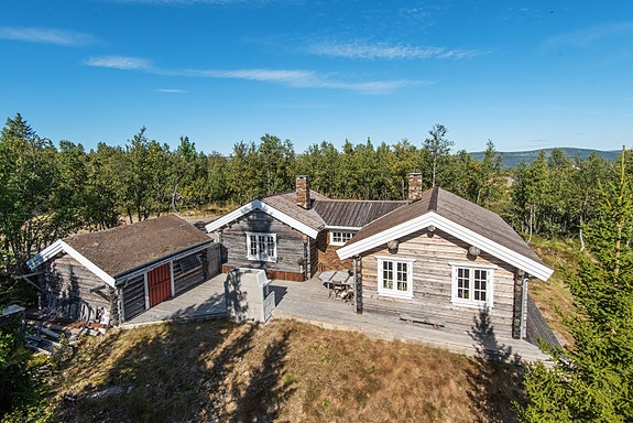 Velkommen til denne flotte og unike eiendommen på Gålaseter i Stor-Elvdal. En idyllisk fritidseiendom med usjenert beliggenhet, ca. 900 moh. Hytta ligger i ei gammel setergrend, og flere av setrene er fortsatt i drift.