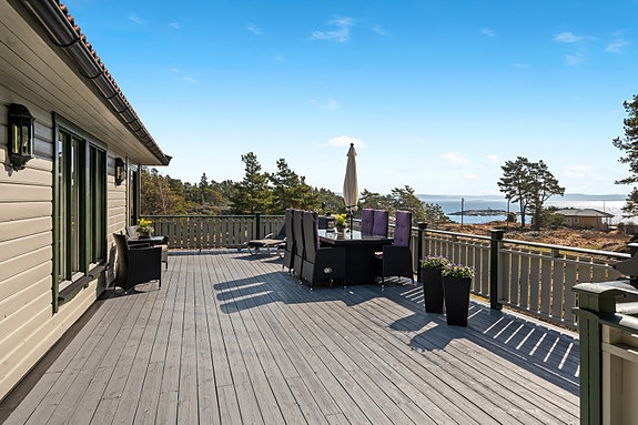 Eiendomsmegler v/Gjermund Haugeneset presenterer Prestenga 52
På terrassen er det god plass til diverse utemøblement og nydelig utsikt.