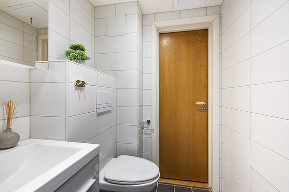 Moderne baderomsinnredning (2013) med opplegg for vaskemaskin.