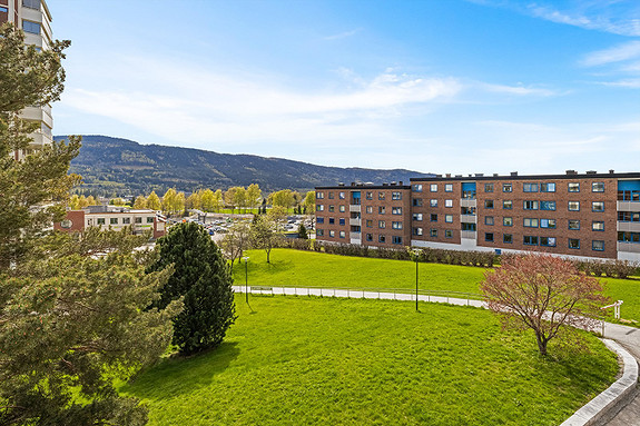 Eiendommen har en fin beliggenhet i et rolig, attraktivt og barnevennlig boligområde.