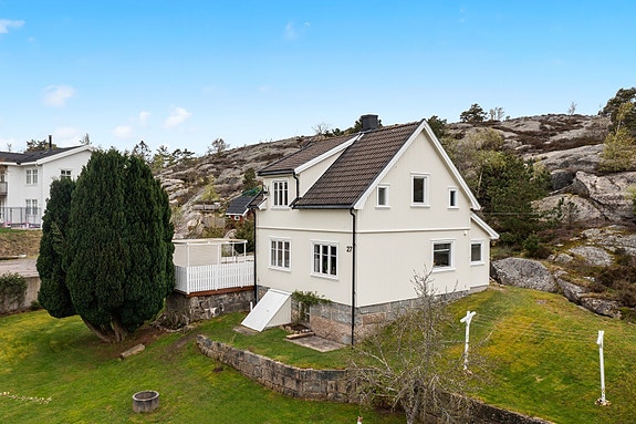 Velkommen til Skjelsbulia 27, hyggelig eiendom med eiet tomt på over et mål.