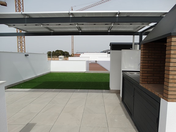 Toppleilighet med stor takterrasse | 2 soverom og 2 bad | Fellesområde med basseng