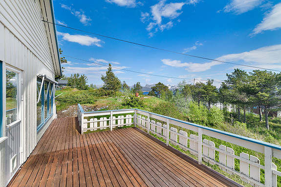 Veranda.