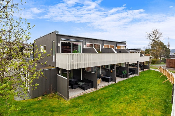 Velkommen til denne fine leiligheten på Dalgård. 2. etasje med solrik terrasse.