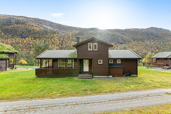 En flott, innholdsrik og trivelig hytte beliggende i naturskjønne omgivelser i Lilandsdalen.