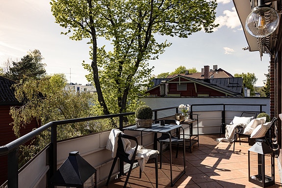 Velkommen til Tidemands gate 22, med de fleste fasiliteter som bl.a heis, stor solrik terrasse, garasjeplass, felles svømmebasseng m.m