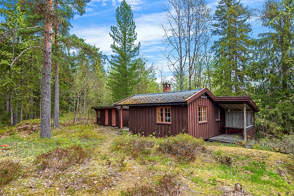 Hytta ligger meget sentralt og er siste eiendommen før man kommer opp til parkeringsplassen på Vestmarksetra