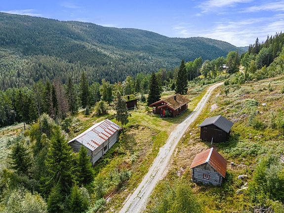 Flott landbrukseiendom i Fyresdal på stor sammenhengende teig.