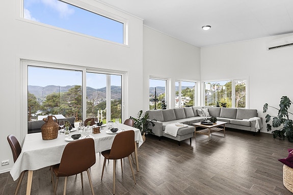 Boligen er lys og arealeffektiv! Store vinduer i front samt ekstra takhøyde i stue/ kjøkken