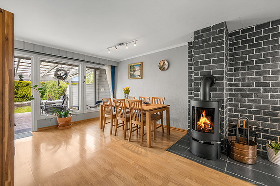 Romslig og åpen stue med god plass til både sofagruppe og spisebord.