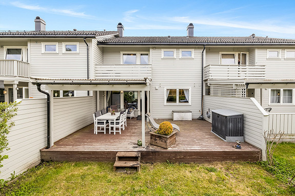 Fra stuen er det utgang til terrasse og hage. Boligen har meget tiltalende uteområde med delvis overbygget terrasse som gjør at man kan sitte ute også når det regner.