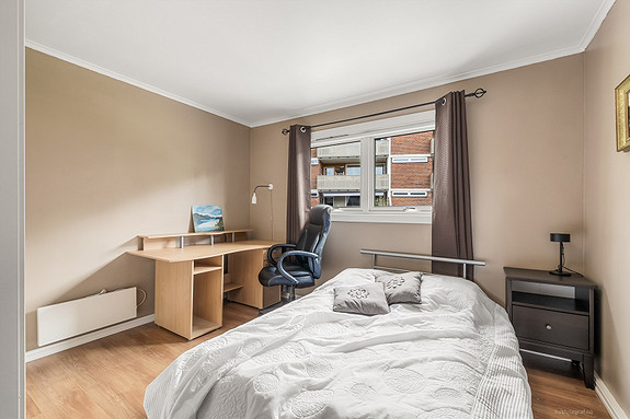 Soverom 3 med god plass til dobbeltseng og arbeidsområde.