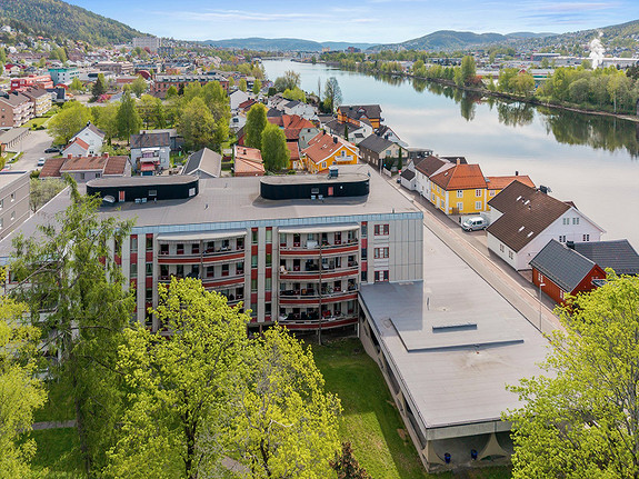 Ligger idyllisk til ved elven