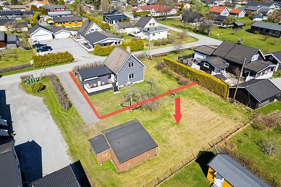 EIE Råholt v/Roksana Risberg presenterer denne romslige og solrike tomten sentralt på Råholt (markert på bildet, avvik kan forekomme).