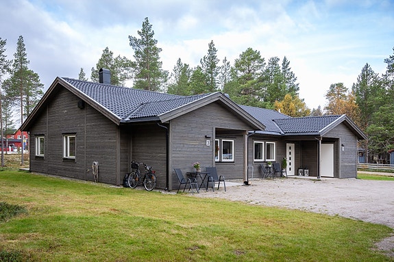 Eiendommen er bebygd med en tomannsbolig fra 2020 og en dobbeltgarasje fra 2020.