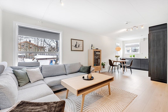 Velkommen til til Stakkevollvegen 82, en lekker 3-roms med meget sentral beliggenhet, balkong og parkering i carport