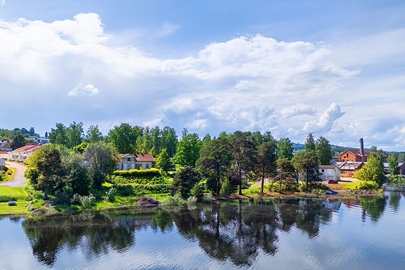 Velkommen til Fabrikkvegen 26! Flott beliggenhet ved Mjøsa.
