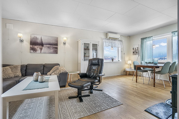 Vi starter i hjertet av boligen: Stuen.