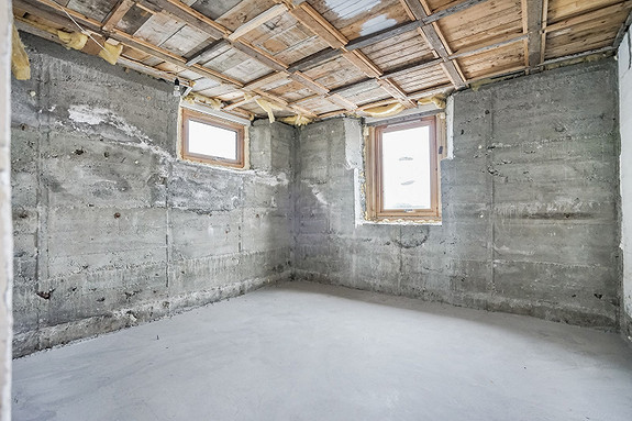Kjelleretasje har et romt som er påbegynt renovering.