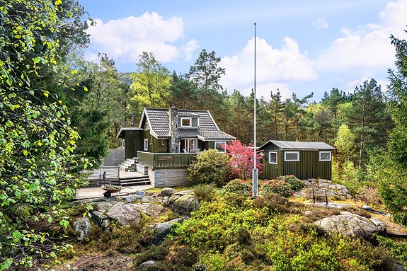 Dan Chruickshank presenterer: Sjarmerende hytte i naturskjønne omgivelser med solrike terrasser og frodig hage. Turområder. 30 min fra Stavanger.