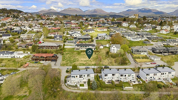 Eiendomsmegler/Partner Elisabeth Skjold har gleden av å presentere en attraktiv boligtomt i populært boligområde med flott utsikt beliggende i Nedre Furmyrhatlen på Åse/Furmyra