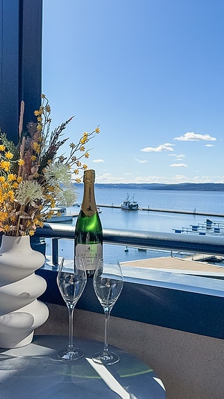 Terrasse fra denne konkrete leiligheten.Storslått sjøutsikt. .