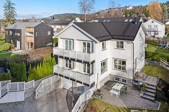 Velkommen til Lysehagan 3A som ligger i et veletablert og populær boligområde. Her er det nærhet til butikk, T-bane/buss, fine turområder og fritidsaktiviteter.