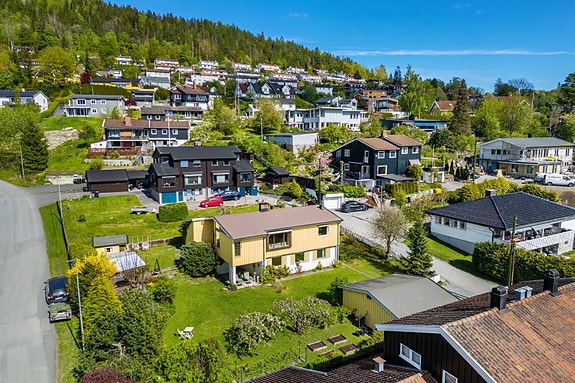 PrivatMegleren Bærum v/ Morten Bjørgum har gleden av å presentere denne innholdsrike eneboligen solrikt beliggende i blindvei på Kolsås!
