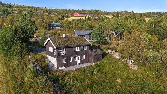 Eiendomsmegler Ida Follinglo presenterer eiendommen 'Slettero' i fjellbygda Beito