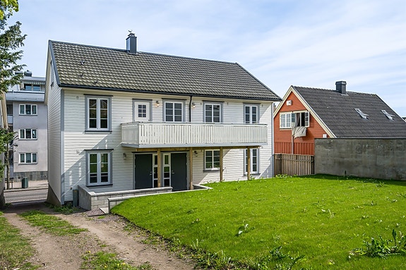Velkommen til Storgata 65 - en stor, pen og nyrenovert leilighet i 2. etasje og loft