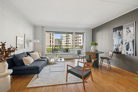 Velkommen til Messepromenaden 1, en lys og pen 3-roms leilighet beliggende i et attraktivt og veletablert område.