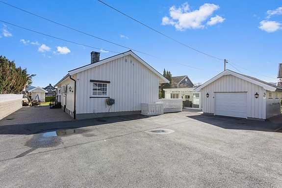 Velkommen til Nedre Butikkvei 3 - en innholdsrik enebolig på Loesmoen.
