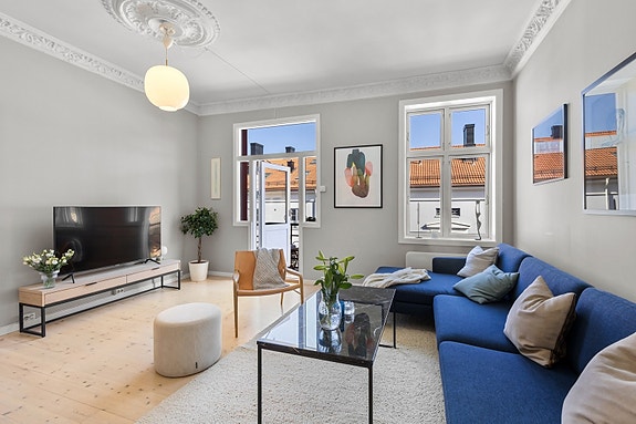 Velkommen til Herman Foss` gate 18 A - en meget attraktiv og gjennomgående 3-roms selveierleilighet. For den som liker kombinasjon av det klassiske (takhøyde, stukkatur, rosett) og det moderne, så er denne boligen ideell