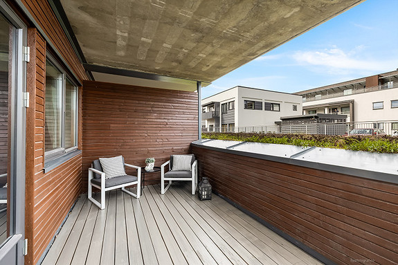 Koselig terrasse med god plass og  inngang til soverommet i 1.etasje.