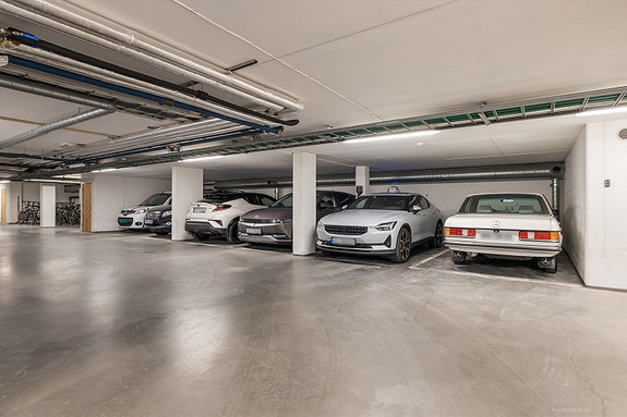 Oppvarmet fellesgarasje med egen parkeringsplass, EL-bil lader og heis til leilighetsplan.